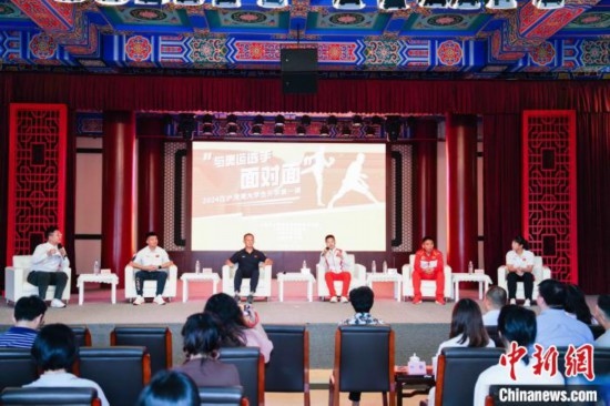 吳愉、王德新、沈?qū)W軍、江海東、朱曉蕾與在座同學(xué)們分享個人的體育故事與成長感悟。上海市港澳辦供圖