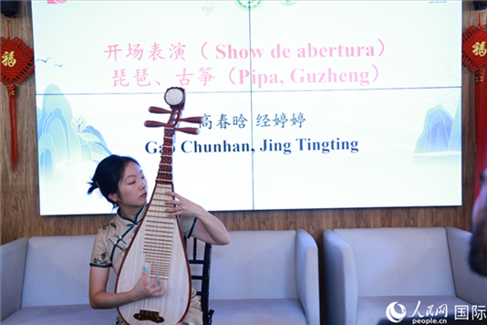 孔子學(xué)院教師在活動(dòng)現(xiàn)場(chǎng)彈奏琵琶。人民網(wǎng)記者 陳海琪攝