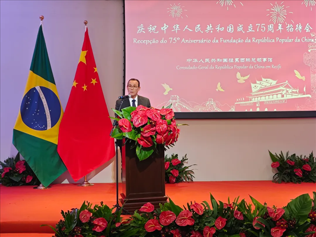 塞爾希培州州長(zhǎng)代表、副州長(zhǎng)索布拉爾在招待會(huì)上致辭。 中國(guó)駐累西腓總領(lǐng)館供圖