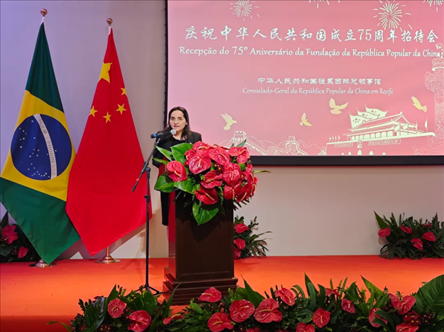 伯南布哥州州長(zhǎng)代表、科技廳長(zhǎng)維達(dá)爾在招待會(huì)上致辭。 中國(guó)駐累西腓總領(lǐng)館供圖