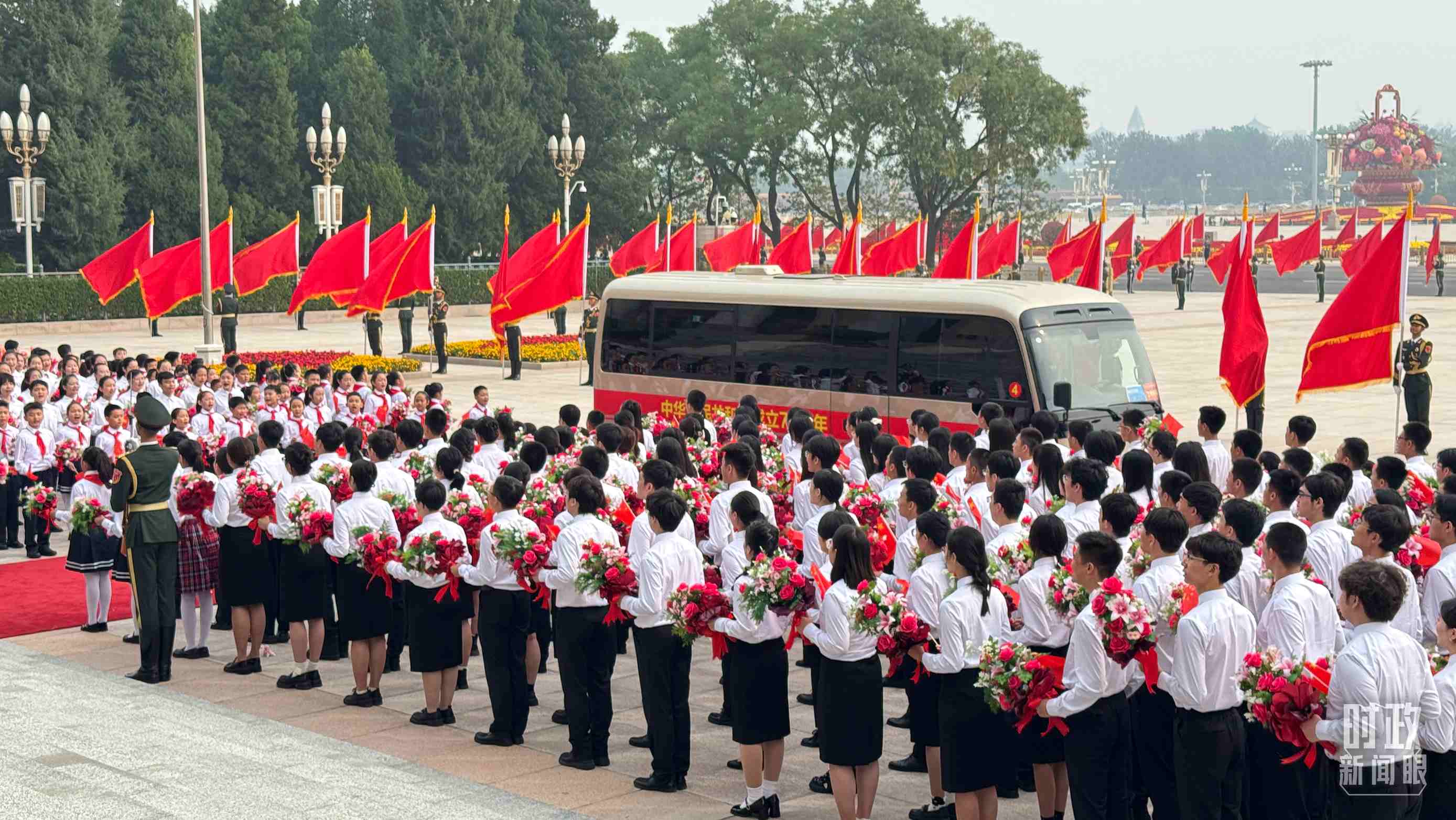 2024年9月29日，人民大會(huì)堂外，少先隊(duì)員列隊(duì)迎接英雄模范。（總臺(tái)央視記者蔣碩拍攝）
