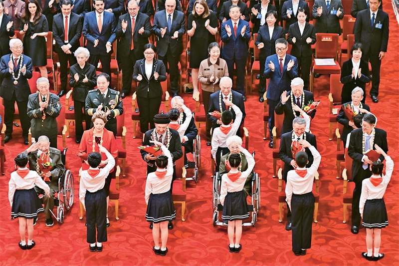 2024年9月29日，中華人民共和國國家勛章和國家榮譽稱號頒授儀式在北京人民大會堂隆重舉行。圖為少先隊員向國家勛章和國家榮譽稱號獲得者敬禮致意。 新華社記者 岳月偉/攝