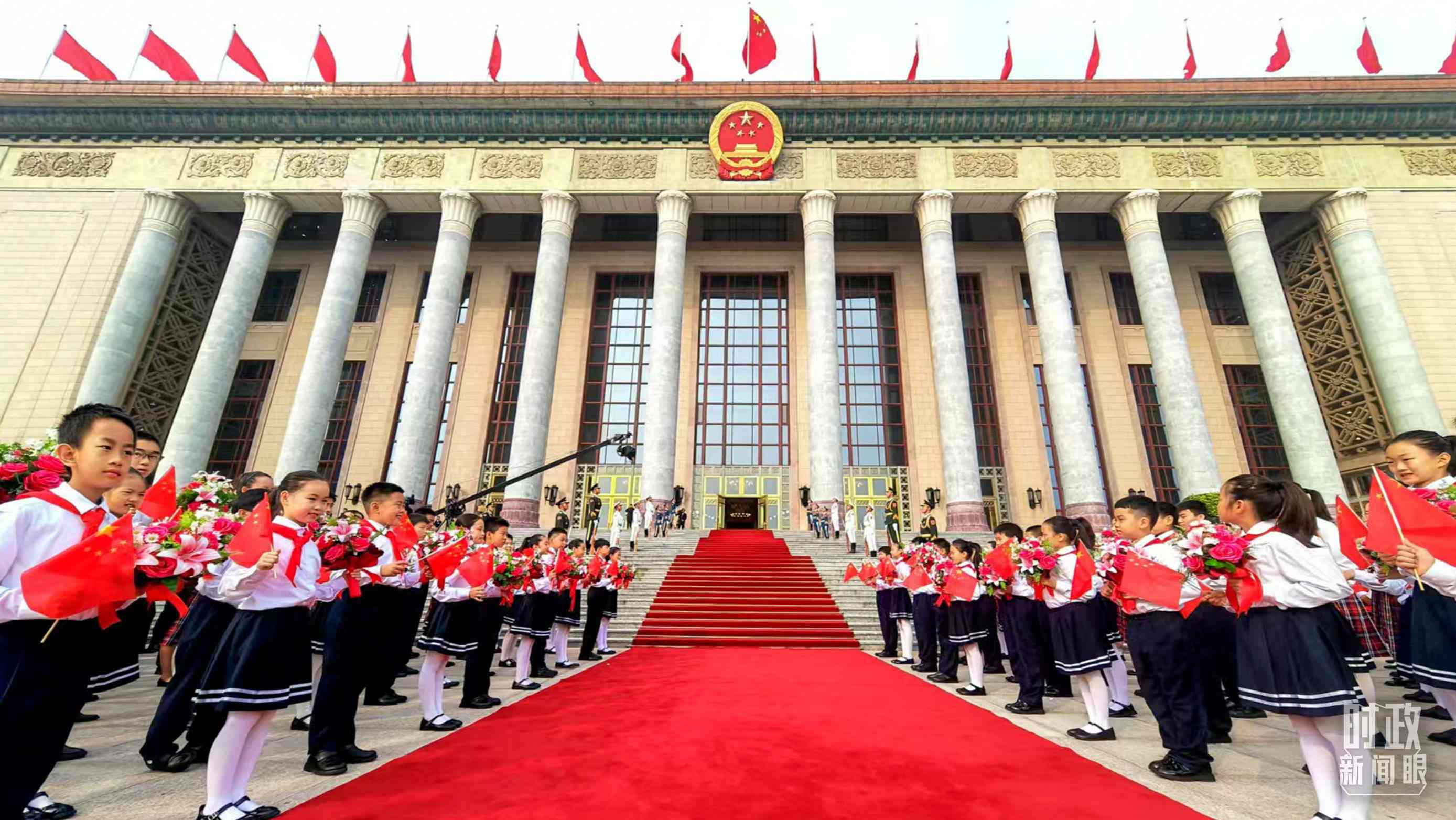 9月29日，人民大會(huì)堂外紅毯鋪就，迎接英雄模范。（總臺(tái)央視記者劉琦拍攝）