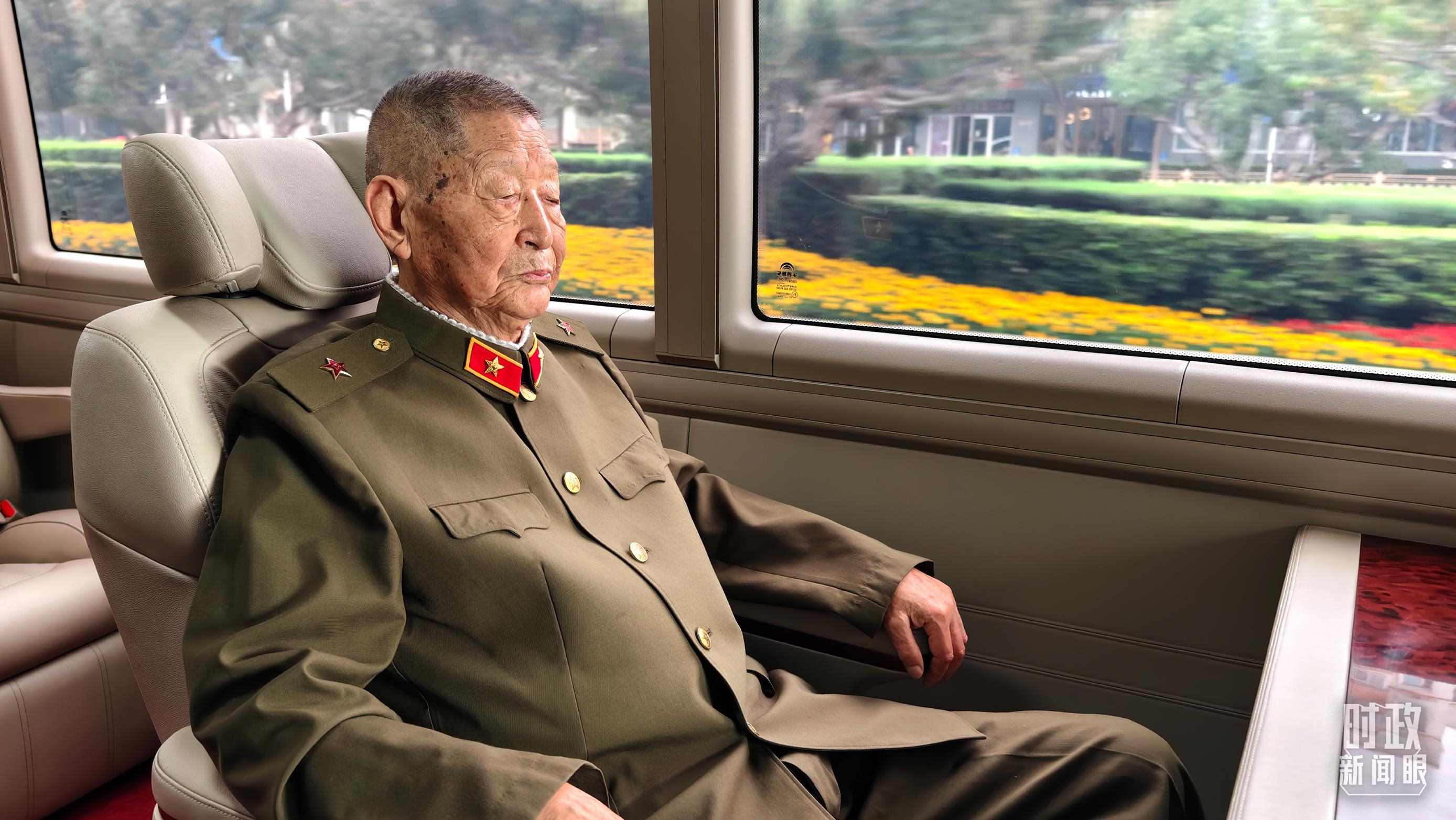 “共和國(guó)勛章”獲得者黃宗德乘坐禮賓車前往人民大會(huì)堂。（總臺(tái)央視記者胡瑋拍攝）