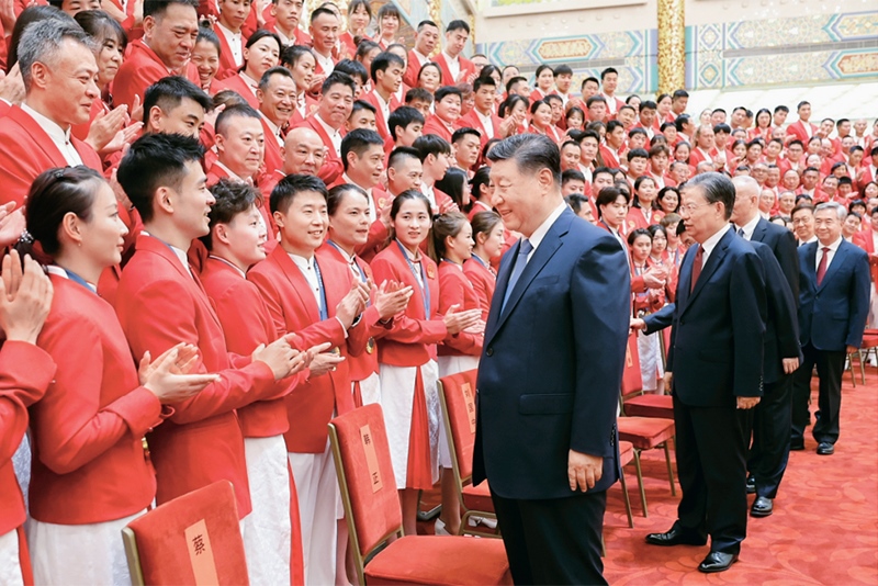 2024年8月20日，黨和國家領(lǐng)導(dǎo)人習(xí)近平、趙樂際、王滬寧、蔡奇、李希、韓正等在人民大會堂接見第33屆夏季奧林匹克運(yùn)動會中國體育代表團(tuán)全體成員。 新華社記者 鞠鵬/攝