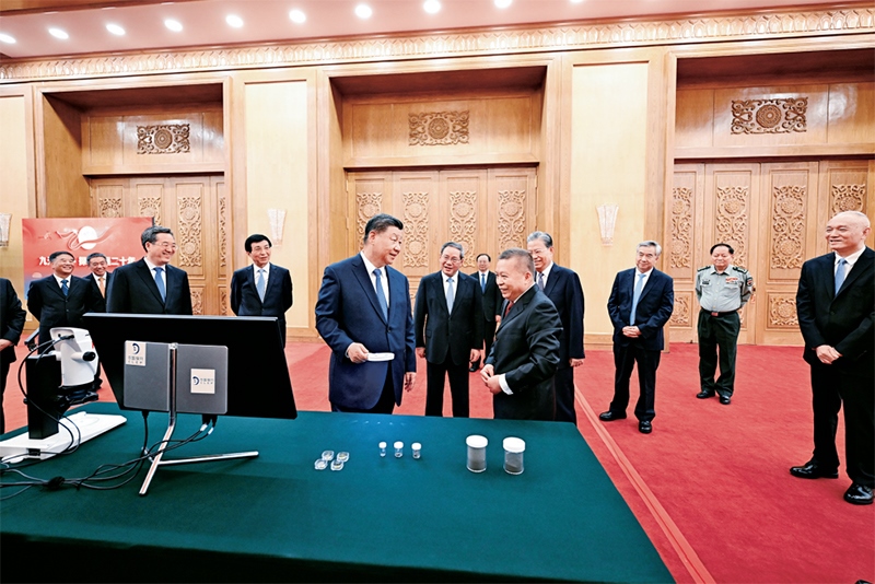 2024年9月23日，黨和國家領(lǐng)導(dǎo)人習(xí)近平、李強(qiáng)、趙樂際、王滬寧、蔡奇、丁薛祥、李希等在人民大會堂接見探月工程嫦娥六號任務(wù)參研參試人員代表并參觀月球樣品和探月工程成果展覽。這是習(xí)近平等參觀月球樣品和探月工程成果展覽。 新華社記者 謝環(huán)馳/攝
