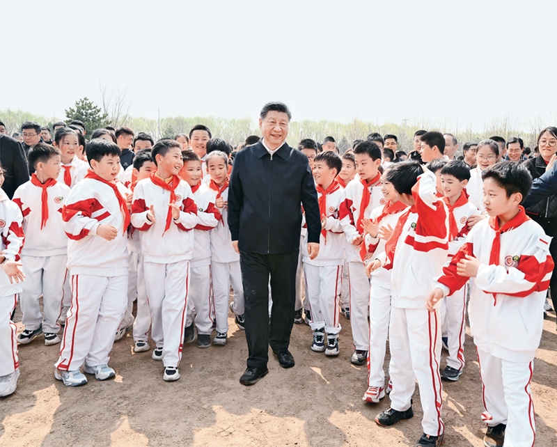 2024年4月3日，黨和國家領(lǐng)導(dǎo)人習(xí)近平、李強(qiáng)、趙樂際、王滬寧、蔡奇、丁薛祥、李希、韓正等來到北京市通州區(qū)潞城鎮(zhèn)參加首都義務(wù)植樹活動。這是習(xí)近平同少先隊員在一起。 新華社記者 李學(xué)仁/攝