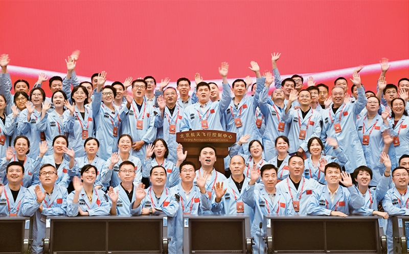 嫦娥六號完成了人類歷史上首次月球背面采樣，突破了多項關鍵技術，是我國建設航天強國、科技強國取得的又一標志性成果，是我國探月工程的重要里程碑。圖為2024年6月25日，嫦娥六號任務圓滿成功后，工作人員在北京航天飛行控制中心合影。 新華社記者 金良快/攝
