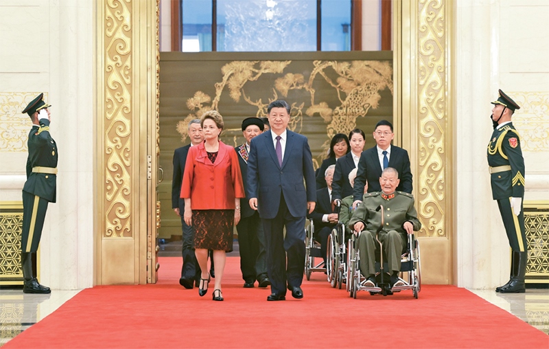 2024年9月29日，中華人民共和國國家勛章和國家榮譽(yù)稱號頒授儀式在北京人民大會堂金色大廳隆重舉行。中共中央總書記、國家主席、中央軍委主席習(xí)近平同國家勛章和國家榮譽(yù)稱號獲得者一同步入會場。 新華社記者 王曄/攝