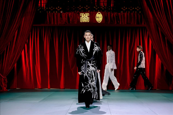 9月28日，模特在法國巴黎舉行的“2024巴黎·恭王府服飾秀”上展示服裝（主辦方供圖）