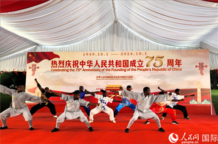肯尼亞青年表演中國武術(shù)。人民網(wǎng)記者 黃煒鑫攝