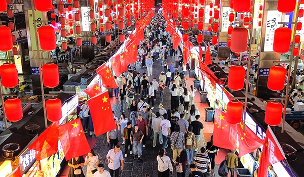 國慶臨近，河南省洛陽市老城歷史文化街區(qū)裝扮一新，國旗招展，處處洋溢著濃厚的國慶節(jié)日氛圍。來源：人民圖片網(wǎng)