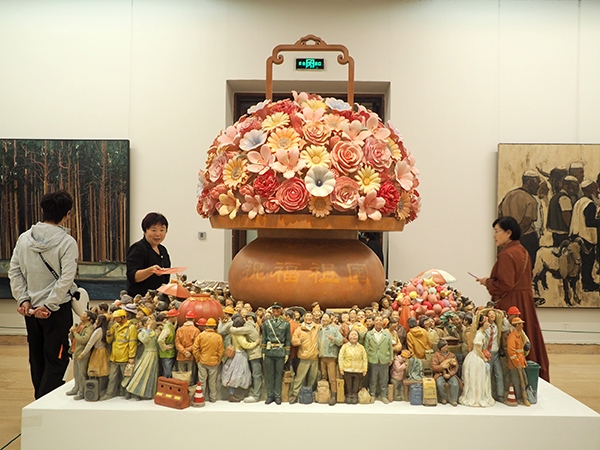 2024年9月28日，觀眾在中國美術(shù)館參觀“慶祝中華人民共和國成立75周年——第十四屆全國美術(shù)作品展覽進(jìn)京作品展”。杜建坡攝。來源：人民圖片網(wǎng)