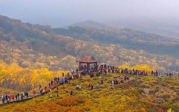 2024年9月27日，內(nèi)蒙古自治區(qū)赤峰市克什克騰旗烏蘭布統(tǒng)景區(qū)層林盡染，游人如織，風(fēng)光如畫。來源：人民圖片網(wǎng)