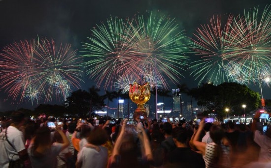 10月1日晚，香港國慶煙花匯演在維多利亞港舉行，慶祝中華人民共和國成立75周年。新華社記者 陳鐸 攝