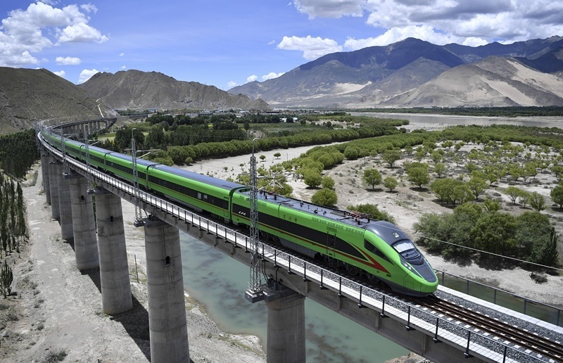 2022年6月22日，復(fù)興號(hào)列車(chē)行駛在西藏山南境內(nèi)。