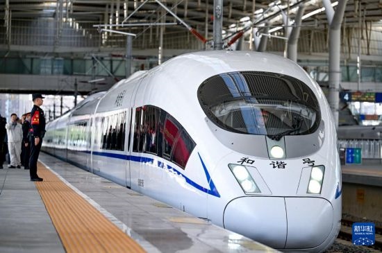 10月1日，由銀川開往惠農(nóng)的C8218次列車從銀川站駛出。