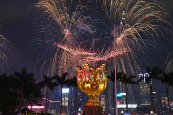 10月1日晚，香港國慶煙花匯演在維多利亞港舉行，慶祝中華人民共和國成立75周年。新華社記者 陳鐸 攝