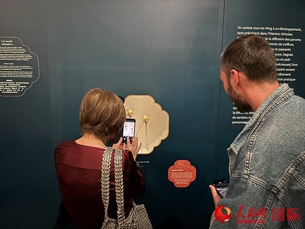  法國觀眾在展區(qū)拍照留念。人民網記者 于超凡攝