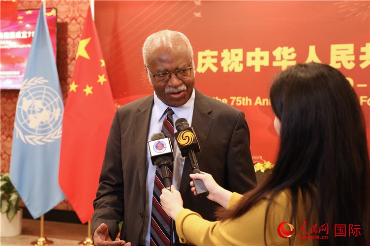 聯(lián)大主席菲勒蒙在招待會現(xiàn)場接受媒體采訪，他向中國政府和人民致以節(jié)日祝賀，表示中國的發(fā)展成就令人驚嘆。人民網(wǎng)記者 李志偉攝