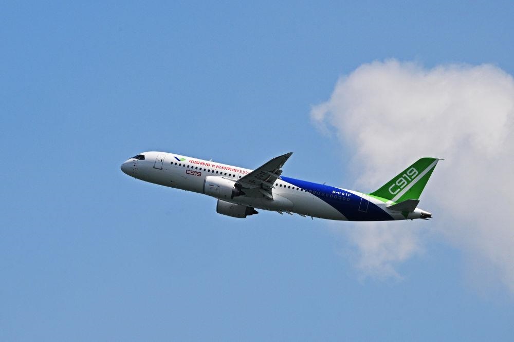 2024年2月18日，中國(guó)國(guó)產(chǎn)大型客機(jī)C919在新加坡航展開(kāi)幕前進(jìn)行預(yù)演飛行。