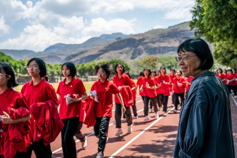 2024年6月7日，高考第一天，云南麗江華坪女高校長(zhǎng)張桂梅組織走出考場(chǎng)的學(xué)生準(zhǔn)備返回學(xué)校。
