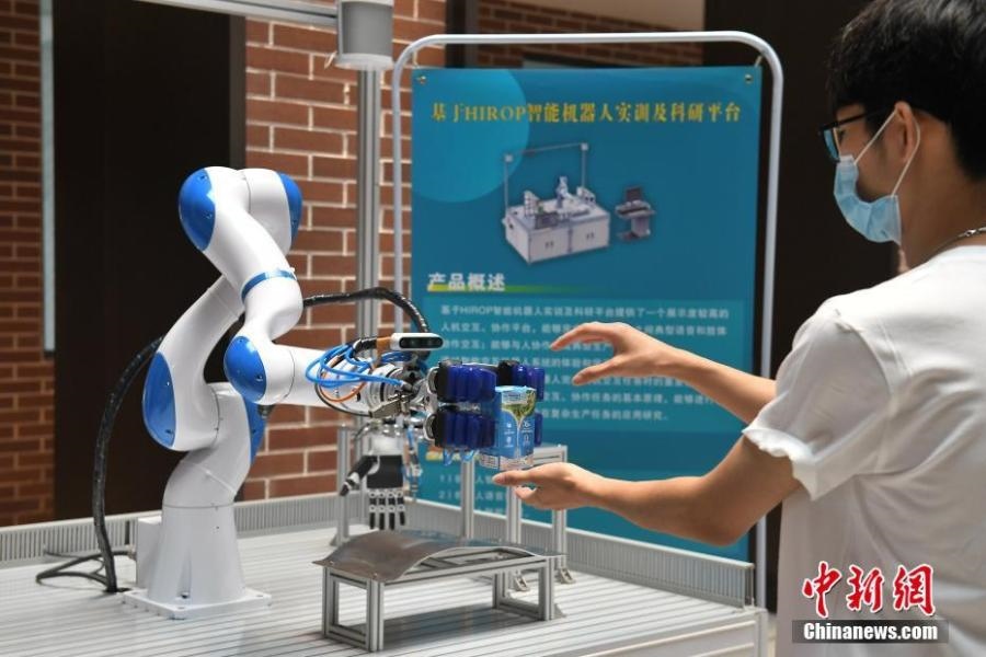  資料圖：高校為學(xué)生打造先進(jìn)科研平臺。中新社記者 陳楚紅 攝