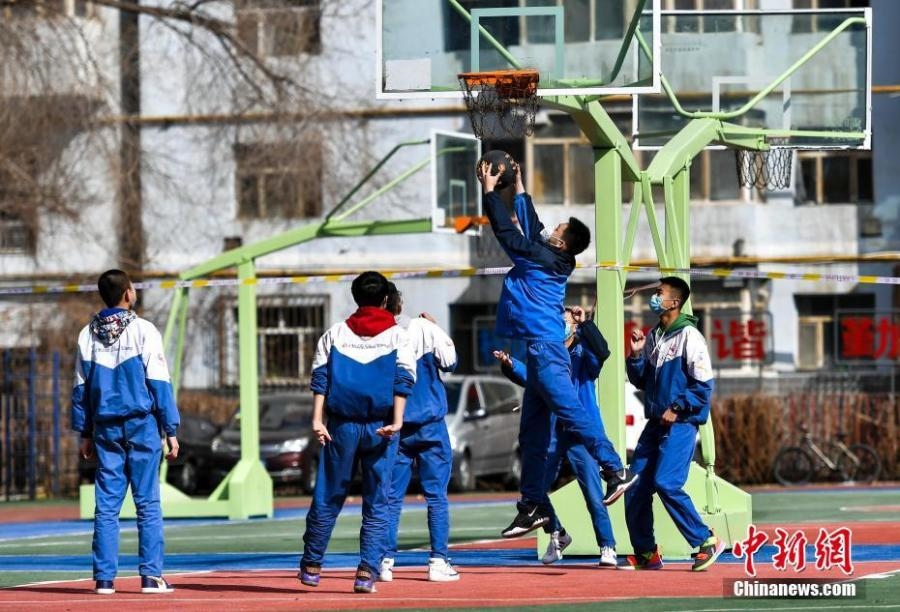 資料圖：初中生在課間休息時(shí)打籃球。中新社記者 劉新 攝
