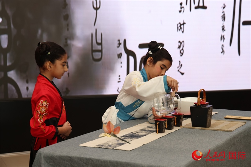 富查伊拉當?shù)貙W校學生表演茶藝。人民網記者任皓宇攝