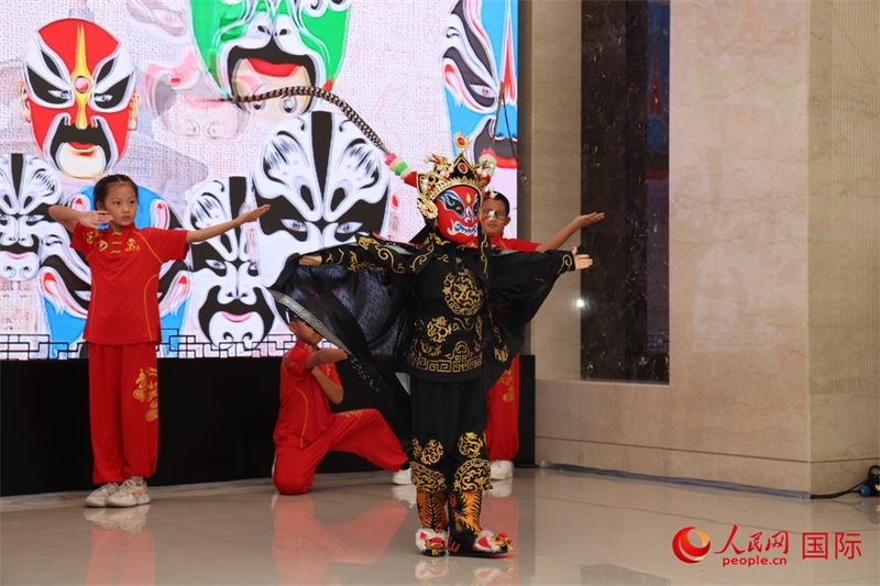 迪拜中國學校學生表演變臉。人民網記者任皓宇攝