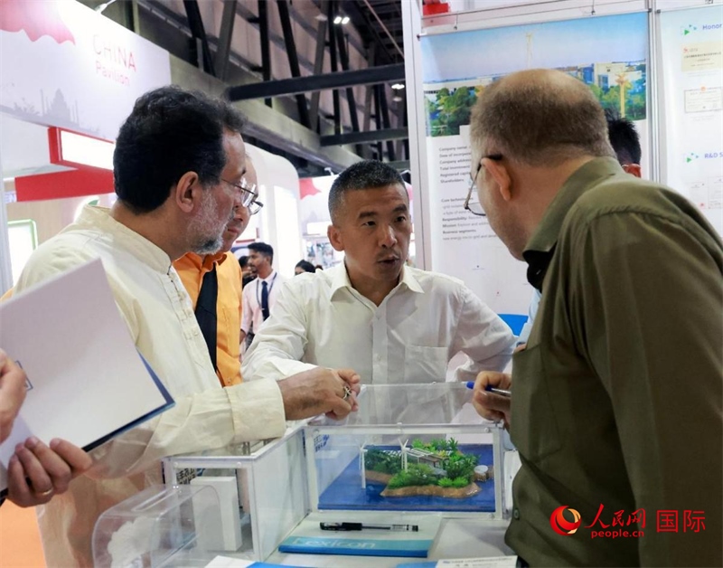 中企推出的綠色能源海水淡化系統(tǒng)吸引了參展商關(guān)注。人民網(wǎng)記者管克江攝