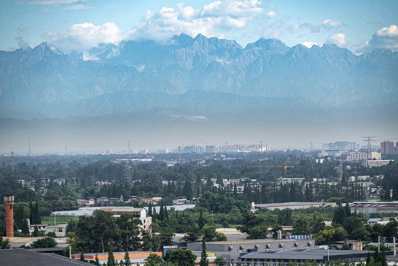 2024年7月1日，成都天氣晴好，遠(yuǎn)處雪山清晰可見(jiàn)。