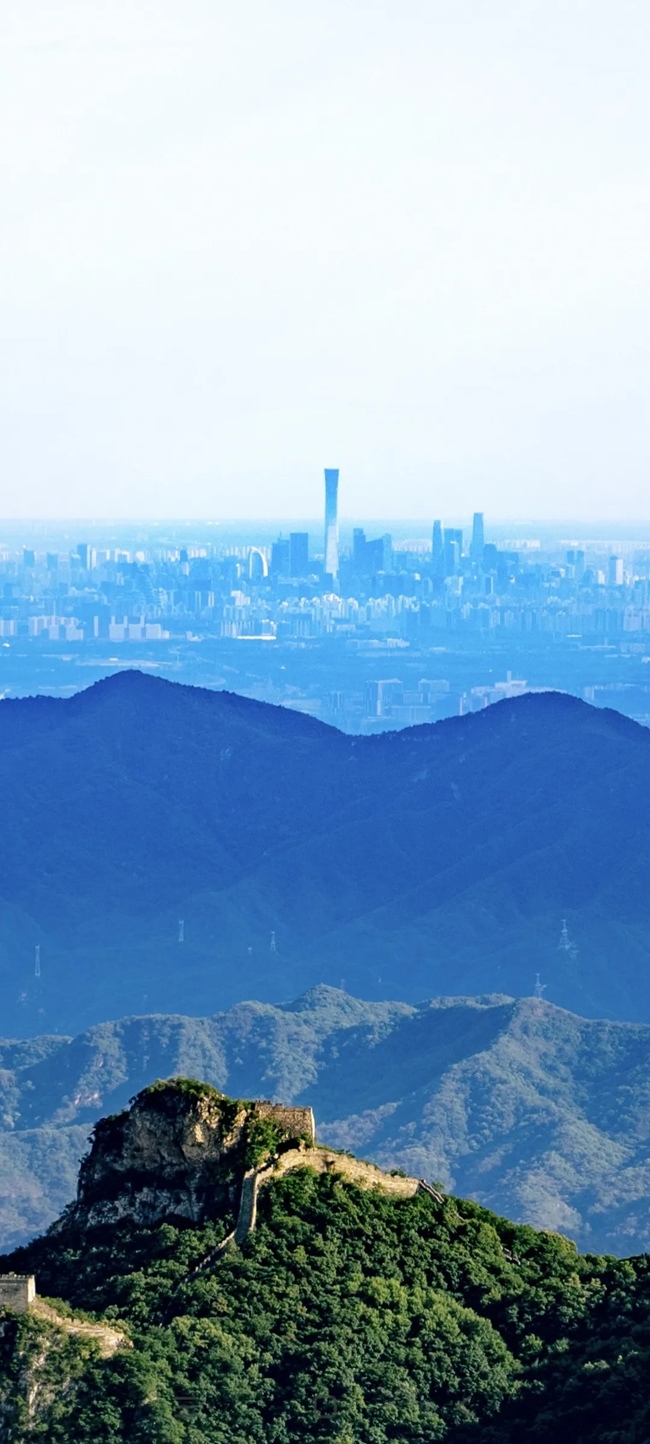 從長(zhǎng)城上遠(yuǎn)眺，北京中央商務(wù)區(qū)清晰可見(jiàn)。（攝影：魯夢(mèng)晗 王佰龍）