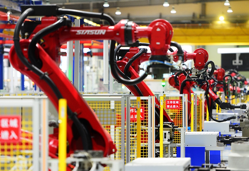 2019年11月22日，沈陽，一家數(shù)字化智能工廠內(nèi)，名為SR210的機(jī)器人正在自主地抓取各種零部件，快速組裝稍小的工業(yè)機(jī)器人。