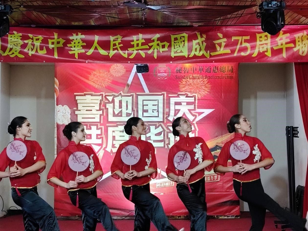 活動(dòng)上，通惠總局醒獅團(tuán)、秘魯國(guó)家芭蕾舞團(tuán)、孔子學(xué)院、旅秘僑胞等呈現(xiàn)了精彩的文藝演出。孟可心 攝
