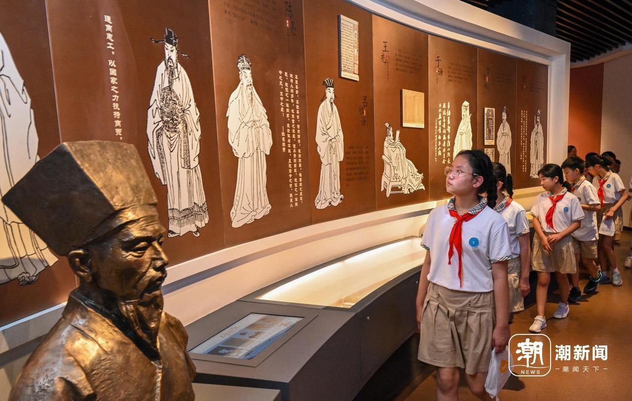 來(lái)自杭州市政苑小學(xué)的學(xué)生走進(jìn)浙江省檔案館“大寫浙江人”展廳，近距離“觸摸”歷史、走進(jìn)榜樣、聆聽故事，激發(fā)愛黨愛國(guó)愛家熱情。記者 董旭明 攝