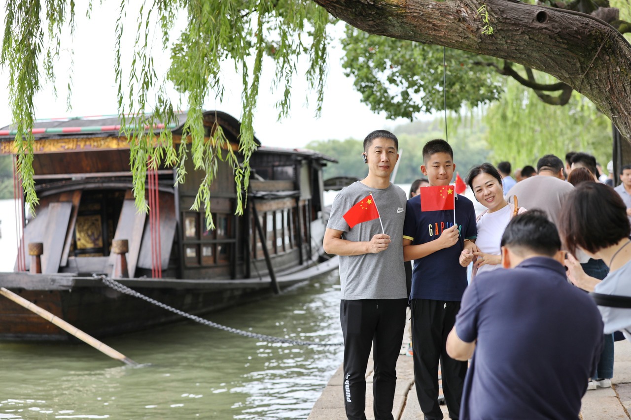 10月1日，市民在浙江省嘉興市南湖景區(qū)參加游園活動(dòng)。新華社發(fā) 金鵬 攝