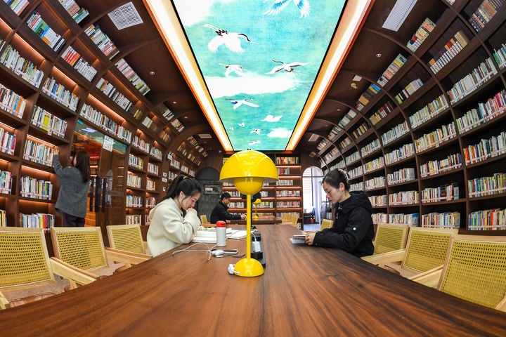 2024年1月4日，讀者在江西省宜春市袁州區(qū)珠泉街道獅子山公園城市書房內(nèi)閱讀、學(xué)習(xí)。新華社發(fā)（周亮 攝）