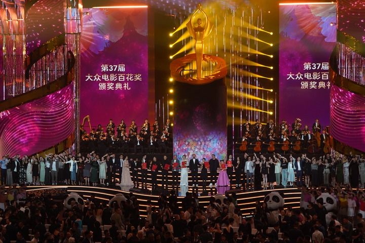2024年8月4日，在四川成都，第37屆大眾電影百花獎獲獎?wù)吆痛蟊娫u審在舞臺上合影。新華社記者 唐文豪 攝