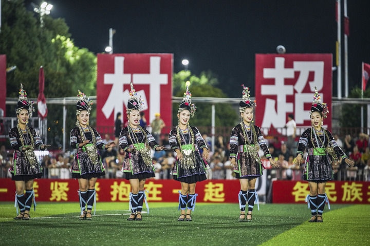 2024年9月28日，榕江縣侗族大歌隊(duì)的演員們在“村超”足球場上表演。當(dāng)日，“發(fā)現(xiàn)中國之美·相約貴州村超”國際友誼賽在貴州省黔東南苗族侗族自治州榕江縣的“村超”足球場舉行。新華社記者 陶亮 攝