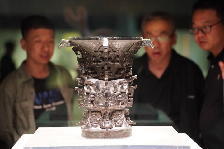 2024年5月9日，游客在陜西寶雞青銅器博物院內(nèi)參觀西周文物何尊。新華社記者 邵瑞 攝
