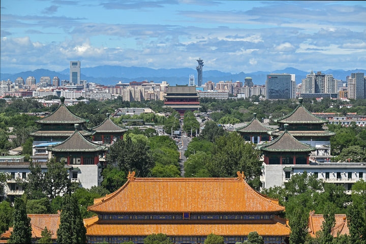 從景山上沿著北京中軸線向北眺望鼓樓（2024年8月12日攝）。新華社記者 李鑫 攝