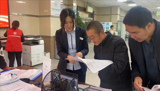 四川省成都市溫江區(qū)市場監(jiān)管局工作人員為群眾提供幫辦服務。圖片來源：人民網(wǎng)四川頻道