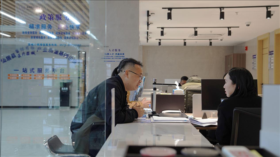 浙江省臺州市辦事群眾在政務服務中心咨詢業(yè)務辦理相關(guān)問題。圖片來源：人民網(wǎng)浙江頻道