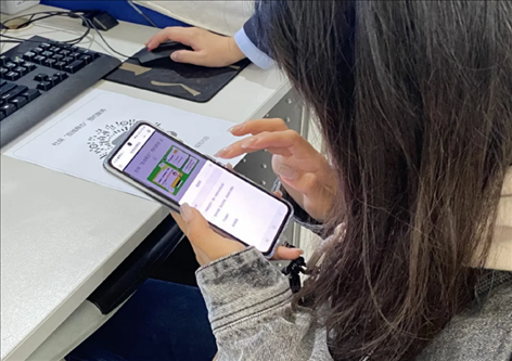 趙女士用手機掃碼預(yù)約幫辦服務(wù)。圖片來源：微信公眾號“上海市普陀區(qū)政務(wù)服務(wù)中心”