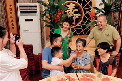 2019年9月13日，浙江南潯久安老年城餐廳， 84歲的沈?qū)W安老人（前右二）和前來看望她的親人歡聚