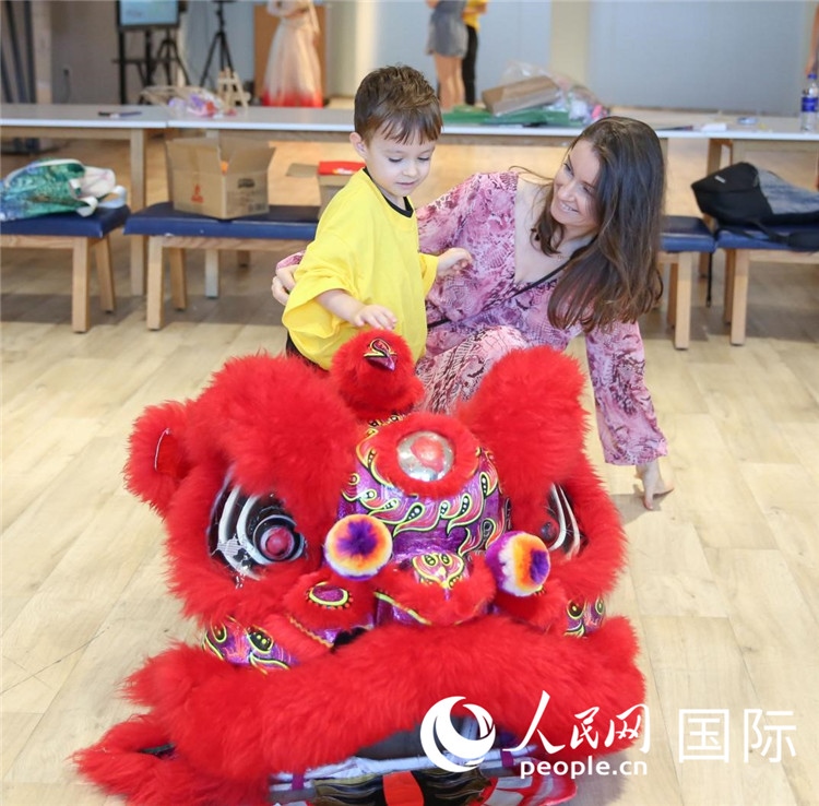 一名兒童在感受舞獅。人民網(wǎng)中東中心分社塔里克·易卜拉欣攝