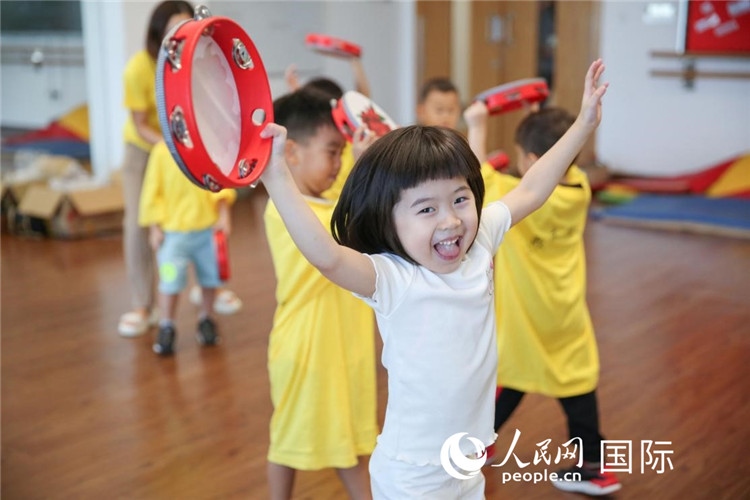 一名華裔兒童在參加音樂課程。人民網(wǎng)中東中心分社塔里克·易卜拉欣攝