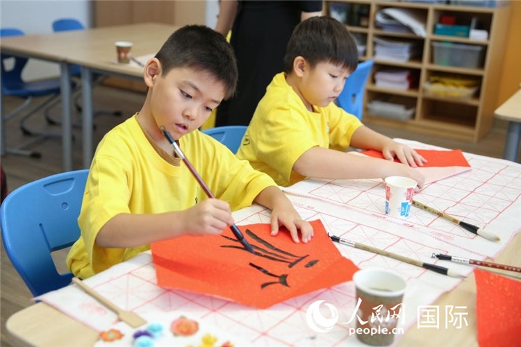 書法課。人民網(wǎng)中東中心分社塔里克·易卜拉欣攝