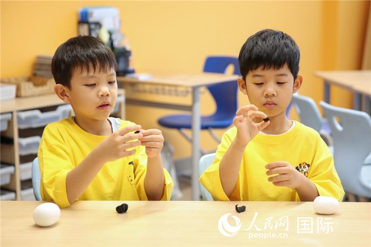 做手工。人民網(wǎng)中東中心分社塔里克·易卜拉欣攝